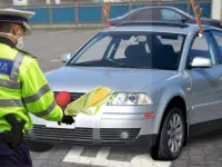 Decorarea mașinii de Crăciun cu coarne de ren și nas roșu - Ce spune legislația