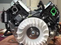 Der Unterschied zwischen einem wassergekühlten und einem luftgekühlten Motor.