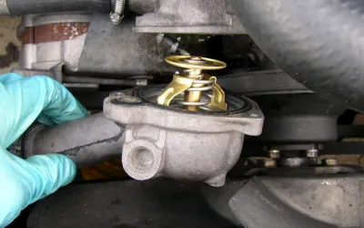 Unde se află termostatul auto și cum îl găsești rapid în motor