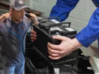 Cum să schimbi corect bateria la mașină în 10 pași simpli