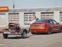 Genial :) Tesla cu generator electric atasat