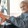 Sofer de TIR de 90 de ani: lucreaza si 12 ore pe zi!