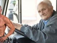 Sofer de TIR de 90 de ani: lucreaza si 12 ore pe zi!