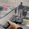 Politia nu are nici un cuvant de zis in Romania! Un sofer a fost filmat in timp ce ii tragea politistului permisul din mana tocmai in autospeciala de politie