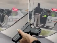 Politia nu are nici un cuvant de zis in Romania! Un sofer a fost filmat in timp ce ii tragea politistului permisul din mana tocmai in autospeciala de politie
