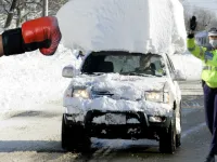 Zapeziile au blocat Romania. Amenzi mari pentru soferii care nu isi curata masinile.