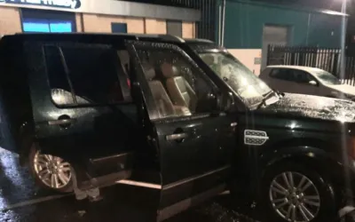 Un baiat de 14 ani a fost gasit la volanul unui bolid, cu parintii sai beti pe bancheta din spate