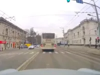 VIDEO: Camera de bord a scapat un sofer de amenda, dupa ce a fost oprit de un Politist care il acuza ca a trecut pe rosu