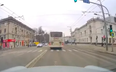 VIDEO: Camera de bord a scapat un sofer de amenda, dupa ce a fost oprit de un Politist care il acuza ca a trecut pe rosu