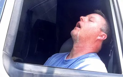 Un șofer de camion din Europa a primit o amendă substanțială după ce a fost prins conducând fără pauză pentru o perioadă de 33 de ore.