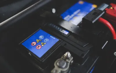 Bilbatteriets gennemsnitlige levetid: faktorer der påvirker ydeevnen