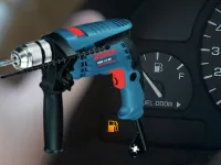 IÎn Galați a fost descoperită o metodă neobișnuită de furt - hoții găuresc rezervoarele mașinilor parcate pentru a fura benzina.