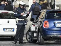 În Italia, un șofer a fost amendat de polițiști pentru că nu și-a încuiat ușile mașinii cu cheia.