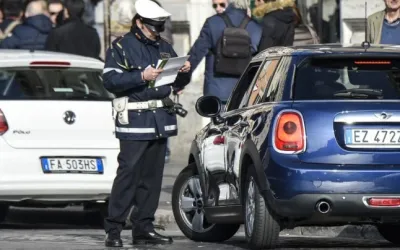 În Italia, un șofer a fost amendat de polițiști pentru că nu și-a încuiat ușile mașinii cu cheia.