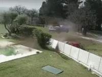 VIDEO: Doi belgieni au ajuns cu doua Ferrari-uri in acelasi gard