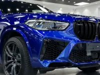 De plus en plus de passionnés de voitures choisissent d'amener leur véhicule dans des ateliers offrant des services de detailing automobile.