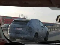 Noul SUV Dacia, fotografiat in teste pe autostrada A1