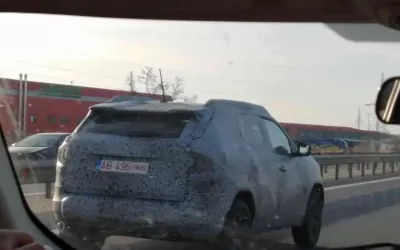Noul SUV Dacia, fotografiat in teste pe autostrada A1
