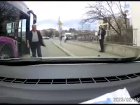 Mai poti circula in traficul din Cluj? Scandal filmat intre un sofer CTP si o taximetrista