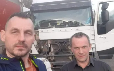Sofer de tir ucrainean a ajuns sa traiasca din mila oamenilor pe Valea Oltului dupa ce patronul l-a abandonat acolo