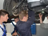 Cati bani castiga un mecanic auto pe luna?