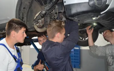 Cati bani castiga un mecanic auto pe luna?