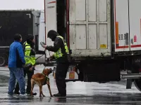 Un sofer roman de camion, de 21 de ani, a acceptat sa transporte 11 kg de cocaina in masina, pentru 5.000 de euro