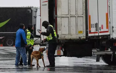 Un sofer roman de camion, de 21 de ani, a acceptat sa transporte 11 kg de cocaina in masina, pentru 5.000 de euro