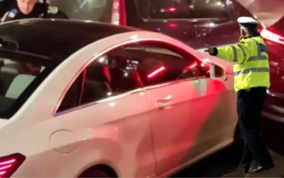 Cosa succede se non ti fermi al segnale del poliziotto stradale?