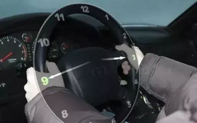 Poziția corectă a mâinilor pe volan: 9 și 3 vs 10 și 2