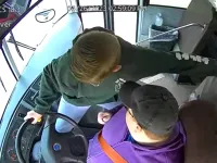 VIDEO: un elev de clasa a 7-a si-a salvat colegii dupa ce a preluat controlul autobuzului in care se aflau.