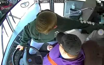 VIDEO: un elev de clasa a 7-a si-a salvat colegii dupa ce a preluat controlul autobuzului in care se aflau.