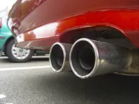 Tubo di scarico rumoroso: cause, rischi e soluzioni