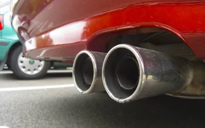 Støjende udstødningsmuffe – årsager, farer og løsninger