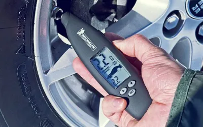Ghid complet despre presiunea din anvelope: cum să verifici și să reglezi corect presiunea aerului din roți