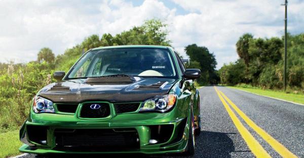 Motorul Subaru EJ25 montat într-un compartiment motor