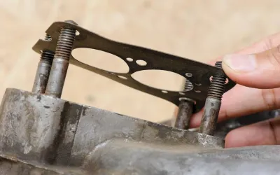 Fumul alb la evacuarea masinii: cauze si solutii