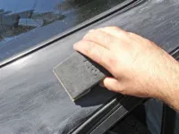 Come riparare i graffi sull'auto a casa: 3 metodi efficaci