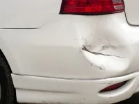 Fünf Möglichkeiten, Dellen oder Kratzer am Auto selbst zu reparieren