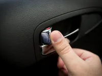 De ce trebuie să blochezi întotdeauna ușile mașinii - 3 motive esențiale de siguranță