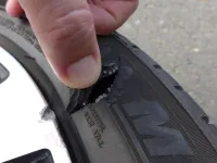 Najčešći uzroci probijanja guma i kako ih izbegnuti