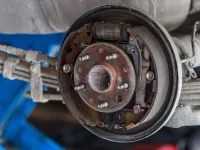 Cum funcționează frâna cu tambur și saboți: ghid complet