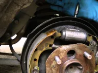 Pedala de frână se afundă în podea: cauze și soluții de remediere