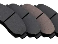 Plăcuțe de frână ceramice vs metalice: Ghid complet pentru alegerea potrivită