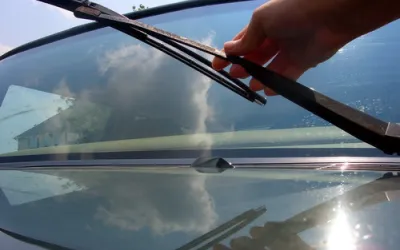 Cum să înlocuiți lamelele ștergatoarelor de parbriz în 3 pași simpli