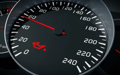 Bec de ulei aprins pe bord: ce să faci pas cu pas pentru a evita distrugerea motorului