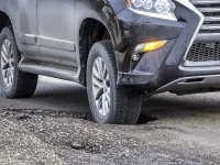 What happens to your car when you hit a pothole at high speed: effects and damage