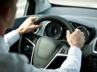 Warum zieht das Auto nach rechts oder links – Ursachen und Lösungen