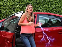 Miksi auto sähköttää sinut oven koskettamisesta — tekninen selitys