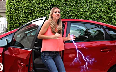 Arabayı kapısına dokunduğunda elektriklenme neden olur